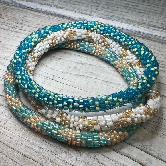 😻 Set of 3 aid-through-trade roll on bracelets! Pretty colors, lovely beadwork - Picture 1 of 6